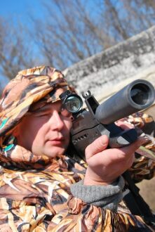 LASERWAR: боец в камуфляже снайперски выцеливает цель