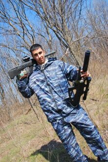 Боец LASERWAR с двумя винтовками наготове