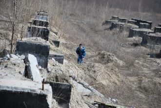 LASERWAR: боец в камуфляже среди разрушенных конструкций