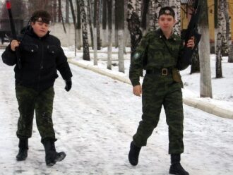Два бойца LASERWAR на зимней тренировке.