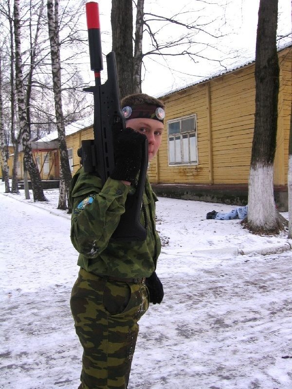 Боец LASERWAR в зимнем камуфляже с оружием.