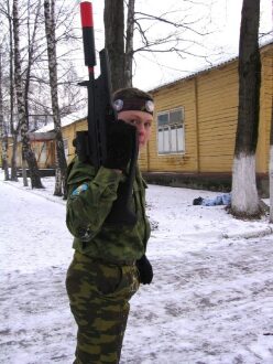Боец LASERWAR в зимнем камуфляже с оружием.