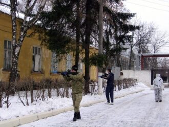 Зимний бой: игроки LASERWAR в снежном сражении.