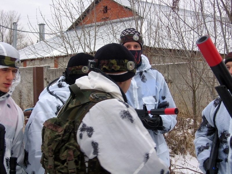Зимняя подготовка: команда LASERWAR у зданий.