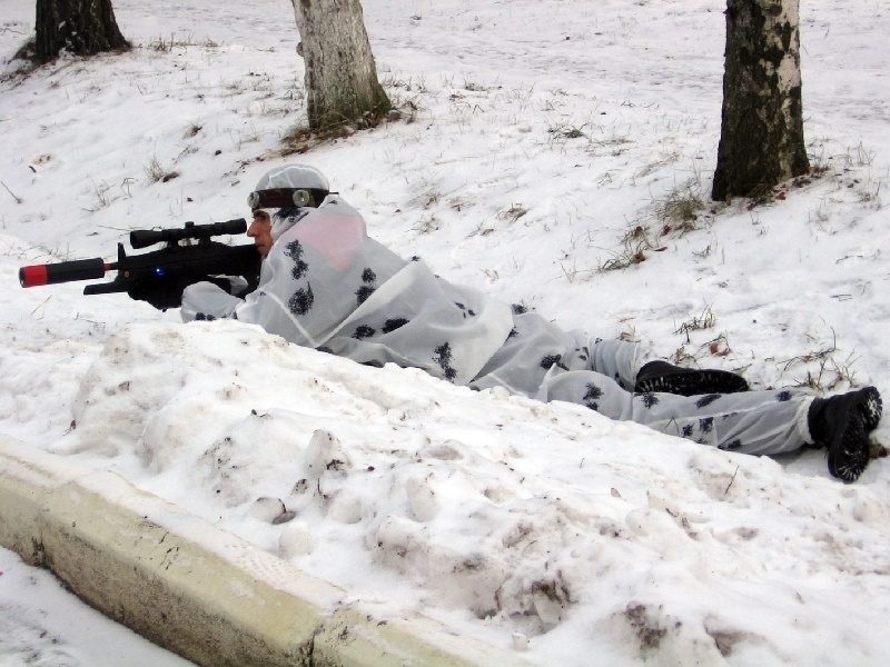 Снайпер LASERWAR в засаде на снегу.