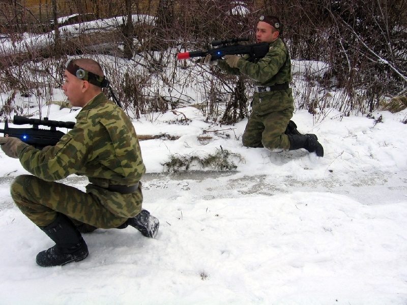 Два бойца LASERWAR в зимней засаде.