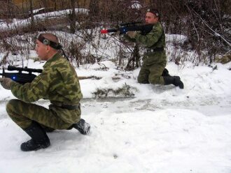 Два бойца LASERWAR в зимней засаде.