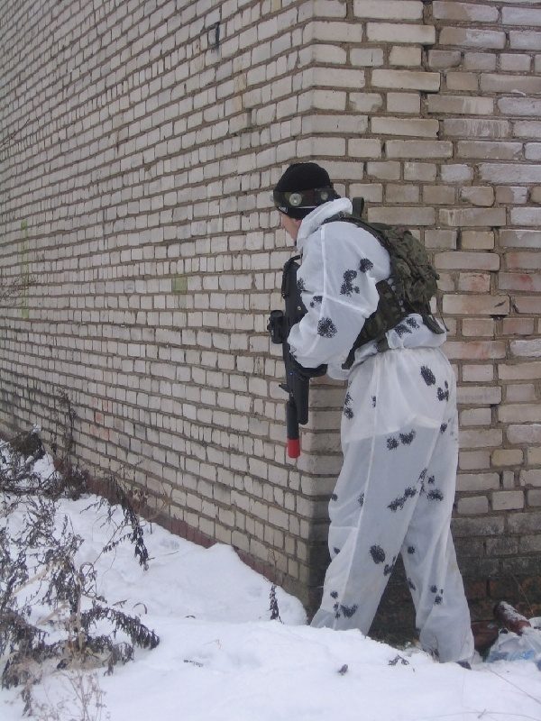 Снежный боец LASERWAR у кирпичной стены