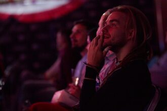 Зритель с интересом наблюдает за событием.