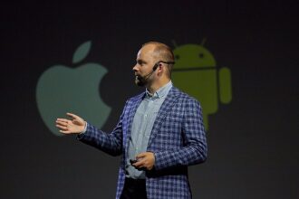 Спикер LASERWAR на фоне логотипов Apple и Android.