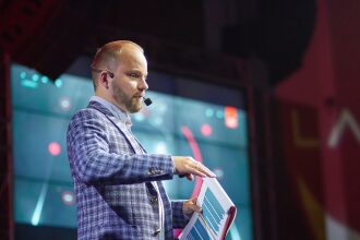 Спикер LASERWAR демонстрирует графики на презентации