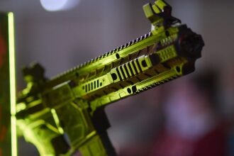 Яркий лазертаг-автомат LASERWAR на выставке