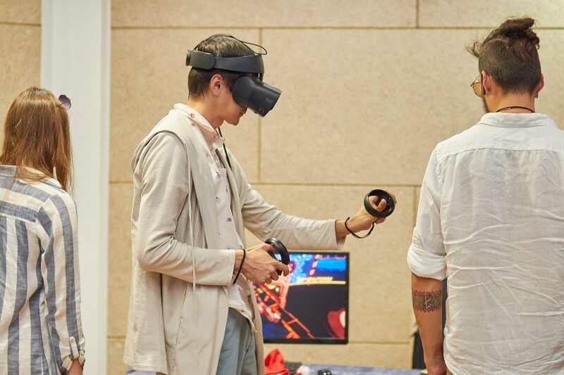 Игрок в VR-шлеме управляет игрой с помощью контроллеров.