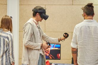 Игрок в VR-шлеме управляет игрой с помощью контроллеров.