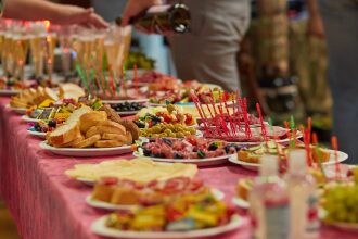 Праздничный фуршет с закусками и напитками