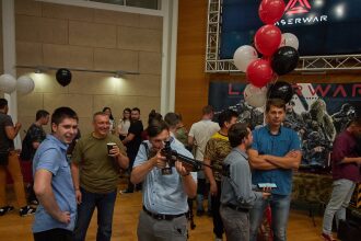 Мужчина целится из лазертаг-винтовки LASERWAR.