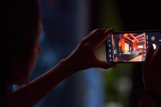 Девушка фиксирует выступление на смартфон