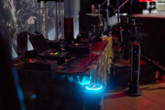 Светящийся элемент оборудования LASERWAR на столе.