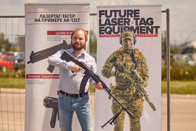 Мужчина демонстрирует лазертаг-тагер АК-12LT