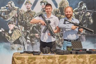Два мужчины держат лазертаг-оружие LASERWAR.