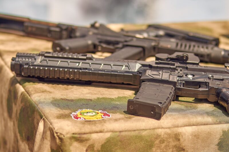 Лазертаг-автоматы LASERWAR на камуфлированном столе.