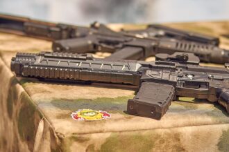 Лазертаг-автоматы LASERWAR на камуфлированном столе.