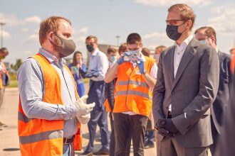 Два мужчины в масках обсуждают детали
