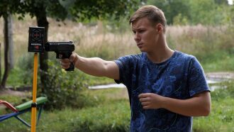 Игрок целится в мишень LASERWAR на тренировке