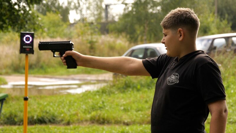 Юный стрелок LASERWAR готовится к выстрелу
