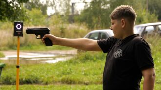 Юный стрелок LASERWAR готовится к выстрелу