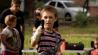 Юный боец LASERWAR с бинтом на руке