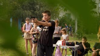 Парень с пистолетом LASERWAR на фоне группы