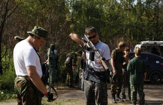 Игроки LASERWAR готовятся к сражению в лесу.