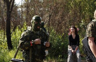 Маскировка и внимание: игрок LASERWAR в лесу.