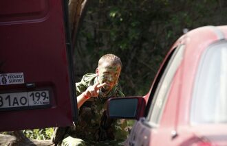 Боец LASERWAR с камуфляжем и решительным взглядом.