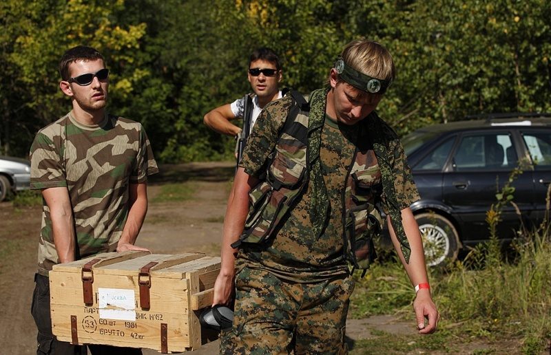Команда LASERWAR несет ящик с оборудованием.