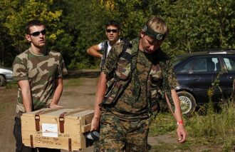 Команда LASERWAR несет ящик с оборудованием.