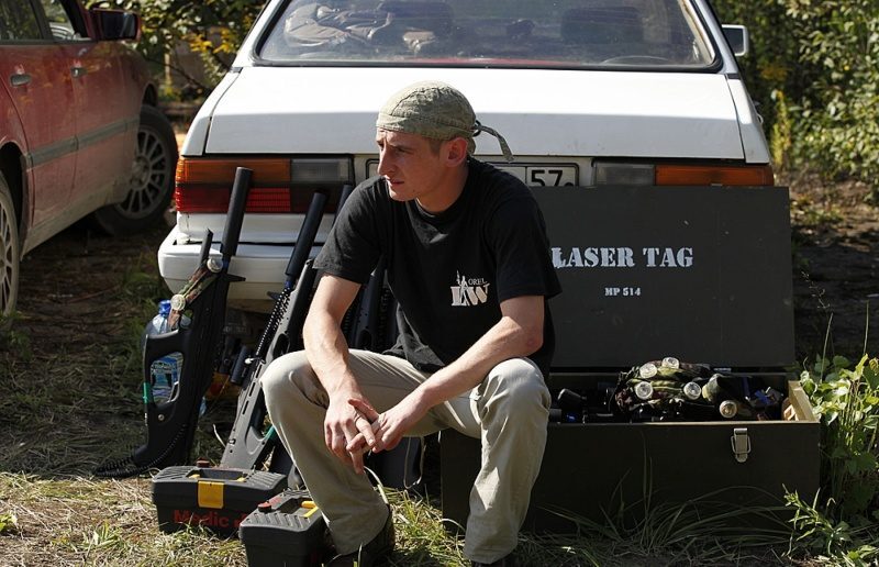 Боец LASERWAR отдыхает перед игрой.