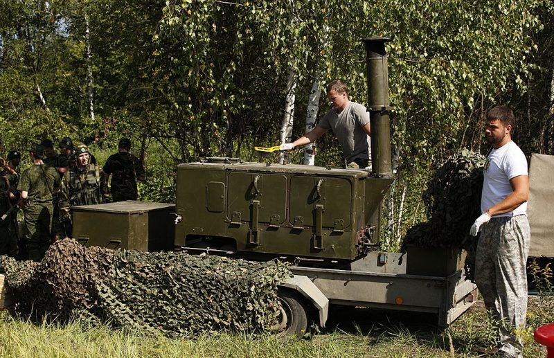 Подготовка к полевой кухне LASERWAR: бойцы у оборудования.
