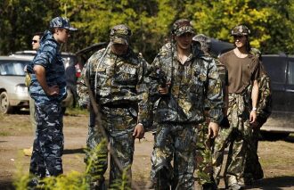 Бойцы LASERWAR в камуфляже готовы к игре.