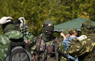 Бойцы LASERWAR в масках и камуфляже готовы к игре.