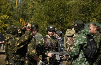 Лазертаг-бойцы в камуфляже готовят снаряжение LASERWAR.
