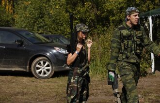 Боец LASERWAR с автоматом готовится к игре.