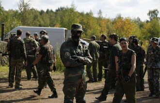 Боец LASERWAR в маске готов к решающей битве.