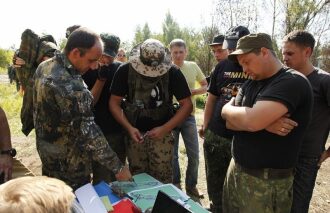 Команда LASERWAR изучает карту перед игрой.