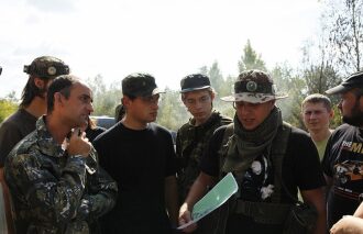 Обсуждение тактики перед лазертаг-сражением LASERWAR.