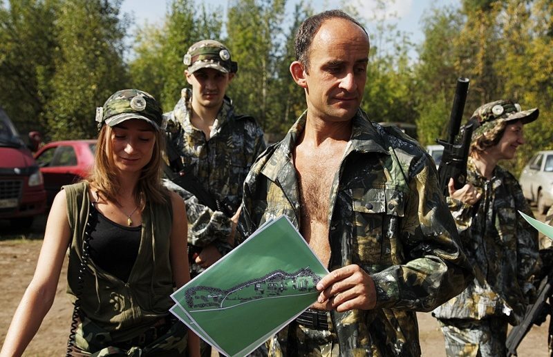 Команда LASERWAR изучает карту полигона перед игрой.