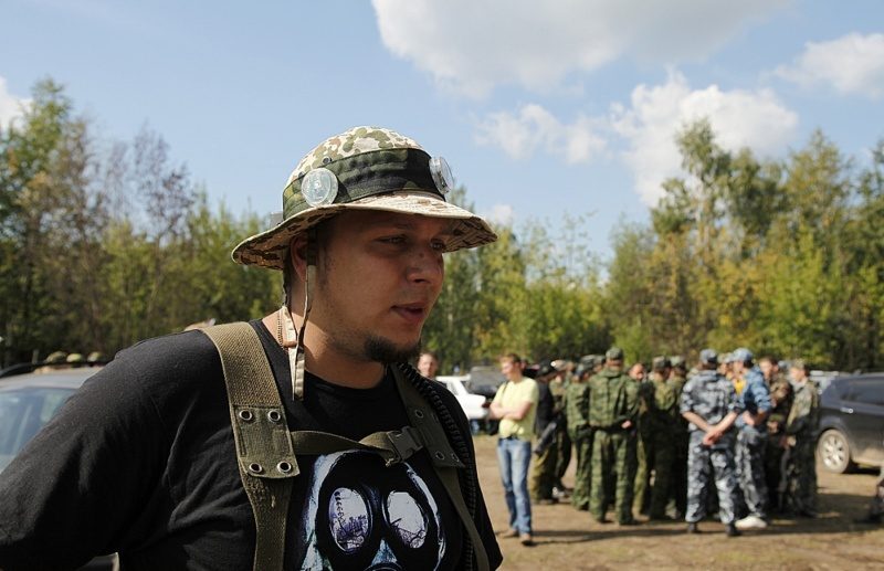Боец LASERWAR в камуфляжной панаме готов к сражению.