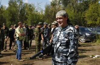Боец LASERWAR в камуфляже готов к игре