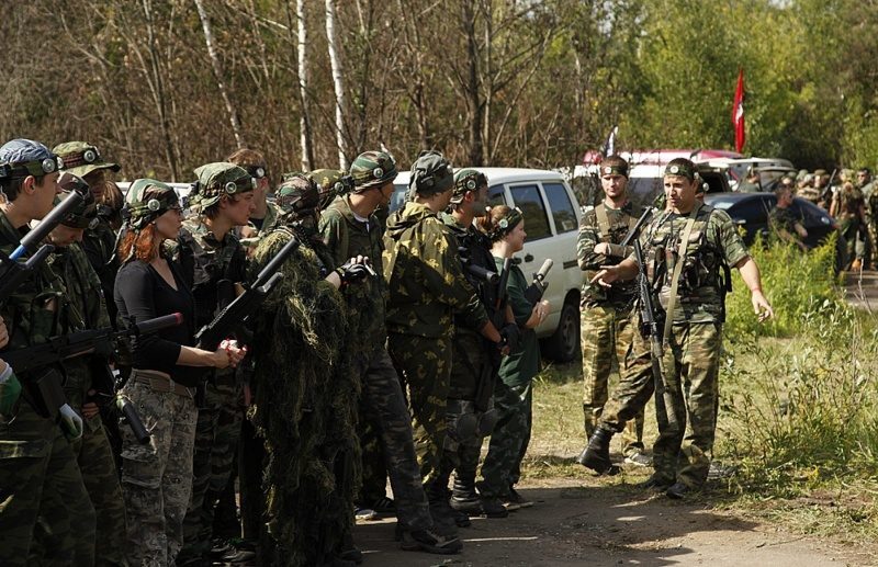 Бойцы LASERWAR готовятся к предстоящему сражению.